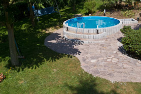Pool in Granit gefasst und Steinplatten gelegt